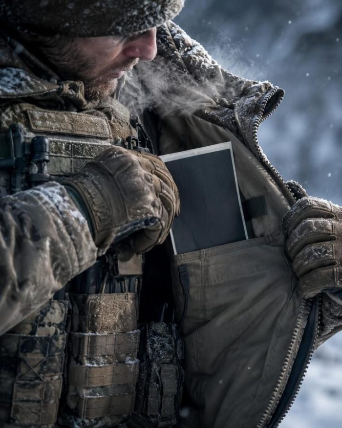 Folia grzewcza Blackleaf BlackHeater GPAD 10+ wsuwana pod mundur żołnierza – ogrzewanie osobiste w terenie