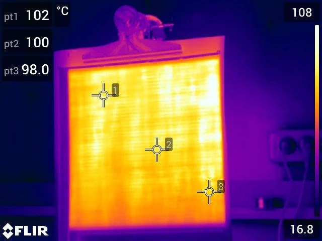 Termogram folii grzewczej BLACKHEATER 300 × 300 mm: 98–102 °C na całej powierzchni