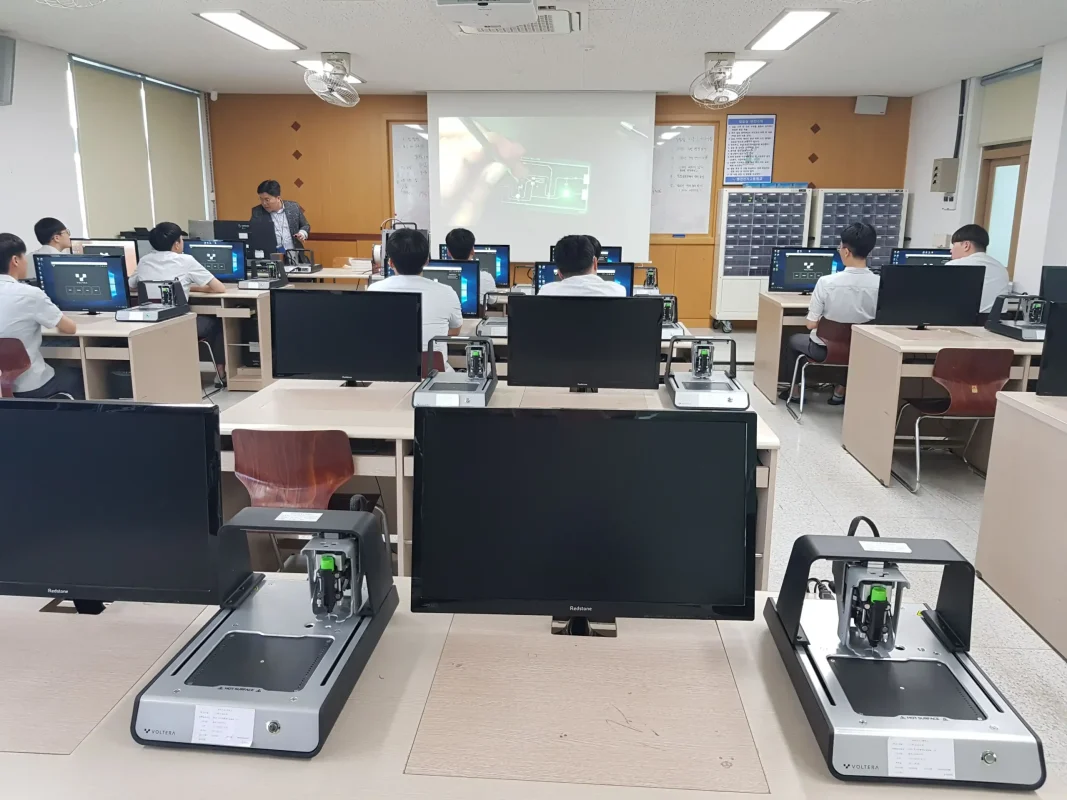 Klasa z drukarkami PCB Voltera V-One – nauka projektowania elektroniki w szkole (ITIZ, Korea)