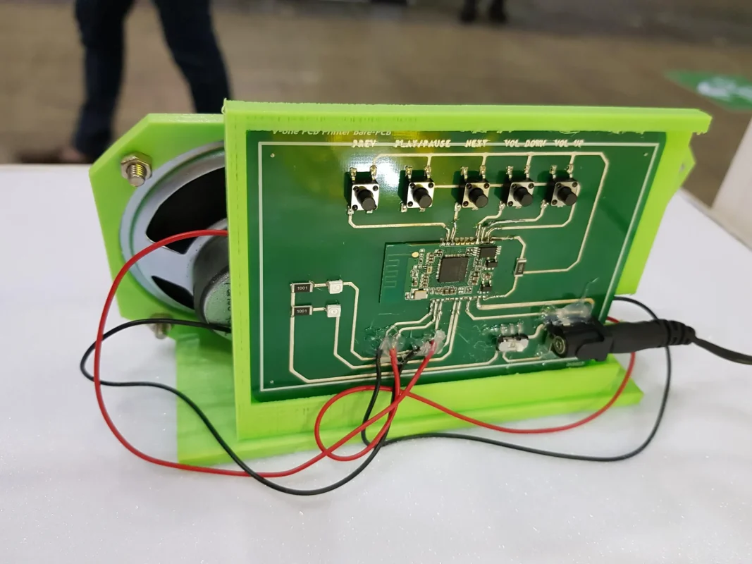 Płytka PCB głośnika Bluetooth wykonana przez uczniów na drukarce Voltera V-One