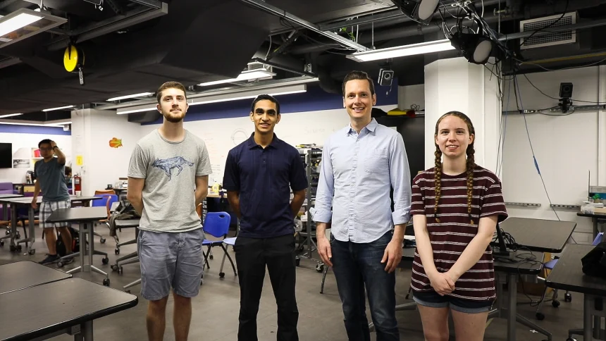 Zespół studentów Princeton University pracujących z drukarką PCB Voltera V-One nad CubeSatami