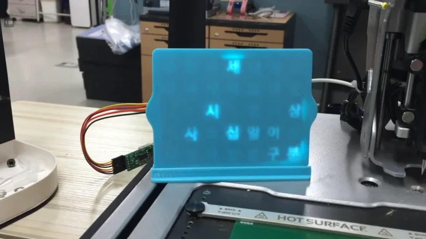 Zegar wyświetlający czas w alfabecie hangul zbudowany na płytce PCB z Voltera V-One